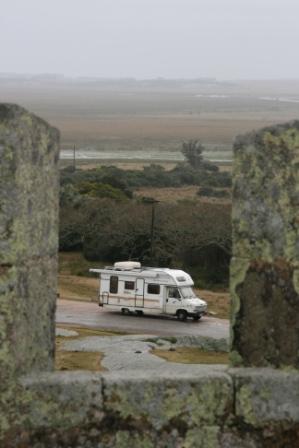 BIK-Theo im Regen vor der Burg
